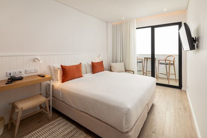 Room 8 of 40