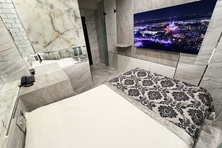 Room 17 of 34
