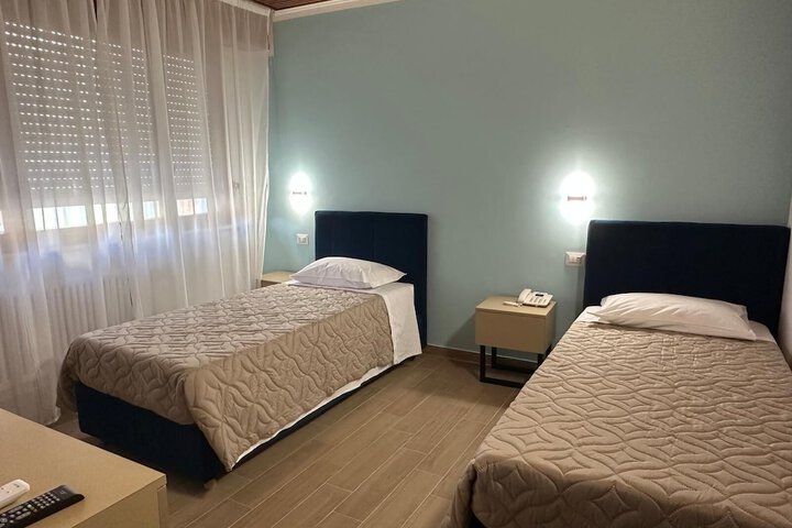 Room 8 of 10
