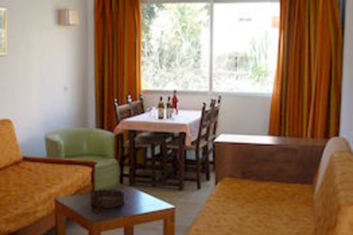 Room 8 of 12