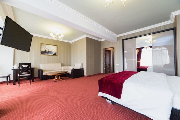 Room 8 of 28