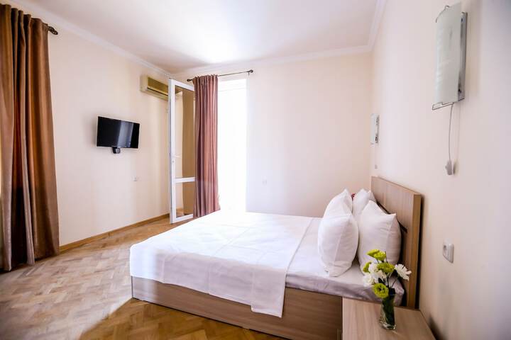 Room 6 of 17