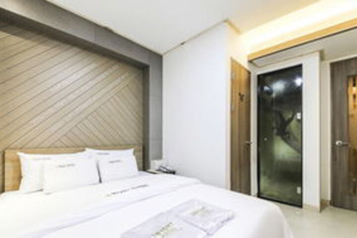 Room 16 of 30