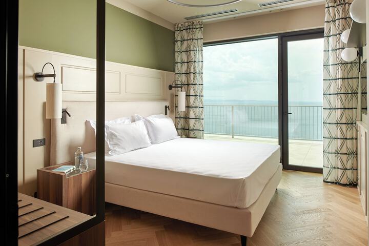 Room 2 of 24