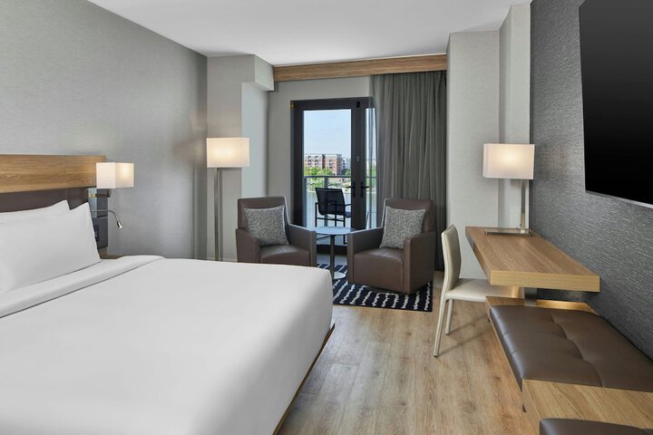 Room 27 of 90