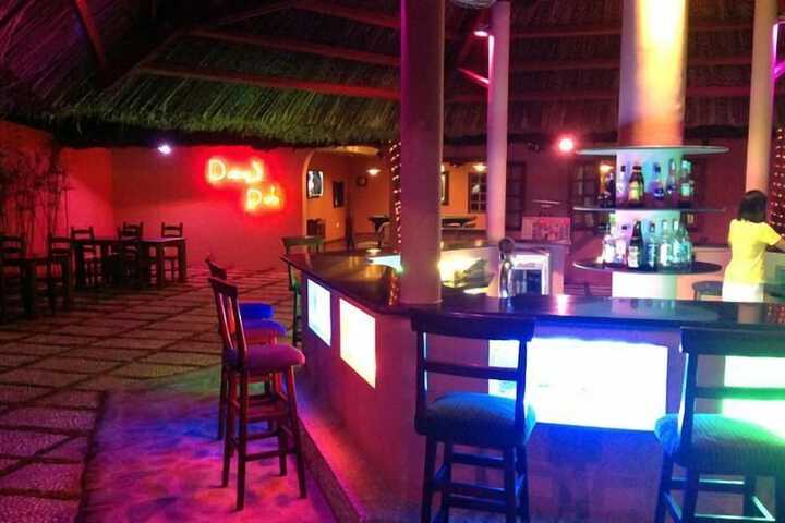Lounge 44 of 64
