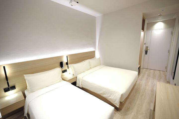 Room 47 of 112