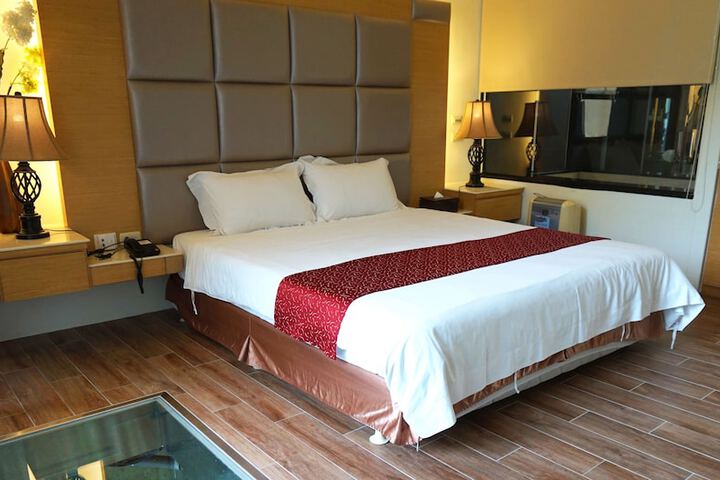 Room 10 of 185