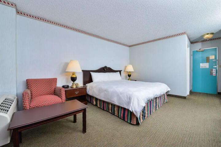 1 King Bed (3 of 5)