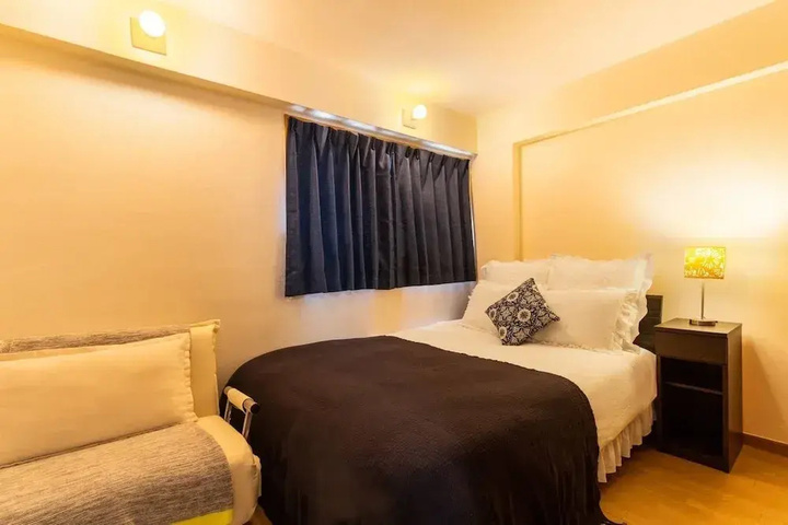 Room 5 of 12