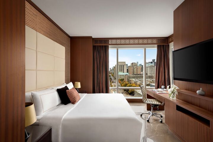Deluxe King Room (1 of 34)