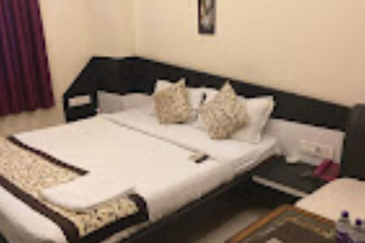 Room 6 of 16