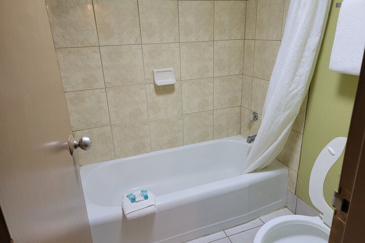 1 King Bed (5 of 8)