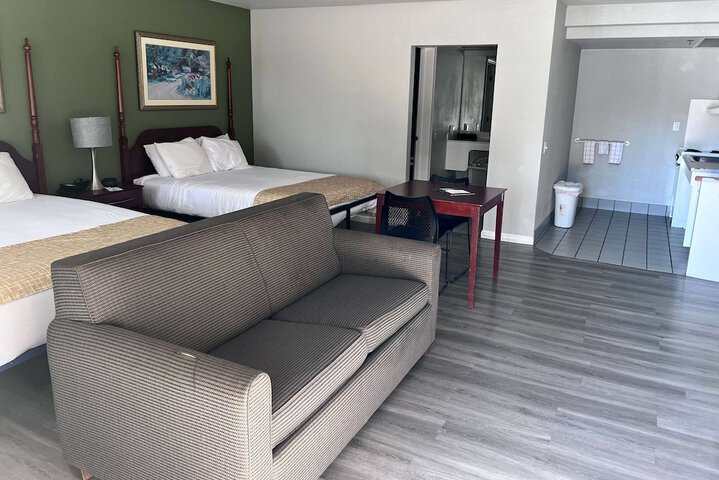 2 Queen Beds (10 of 22)