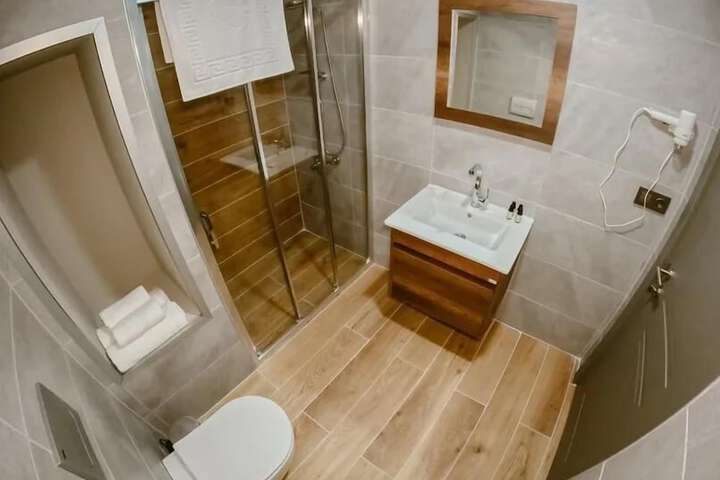 Room 3 of 9