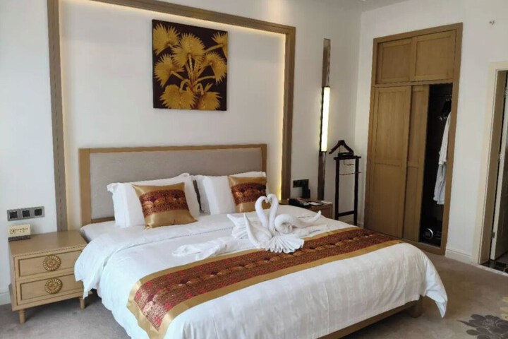 Room 32 of 60