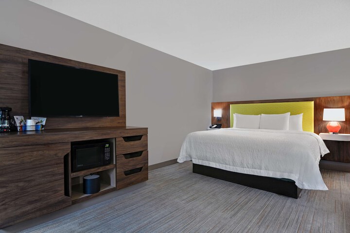 1 King Bed Study with Sofa Bed (15 of 23)
