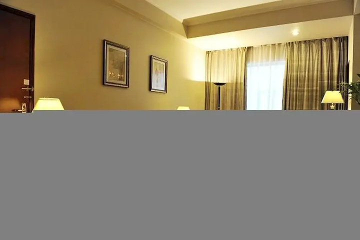 Room 4 of 10