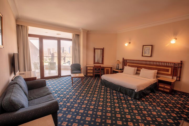 Room 4 of 10