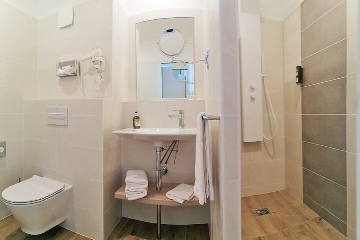 Room 13 of 31