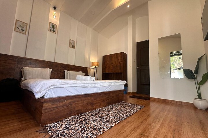 Room 10 of 34