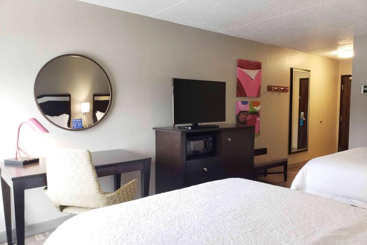2 Queen Beds (9 of 10)