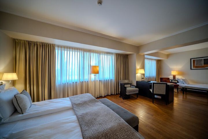 Room 2 of 10