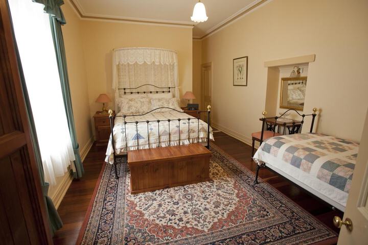 Room 9 of 34