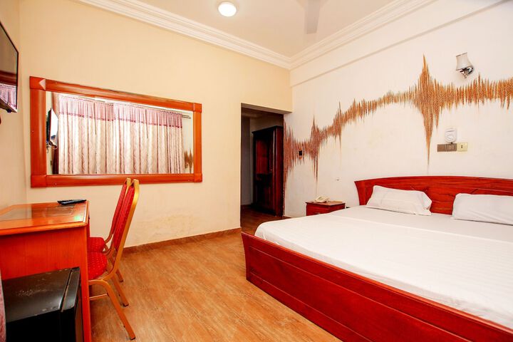 Room 10 of 28