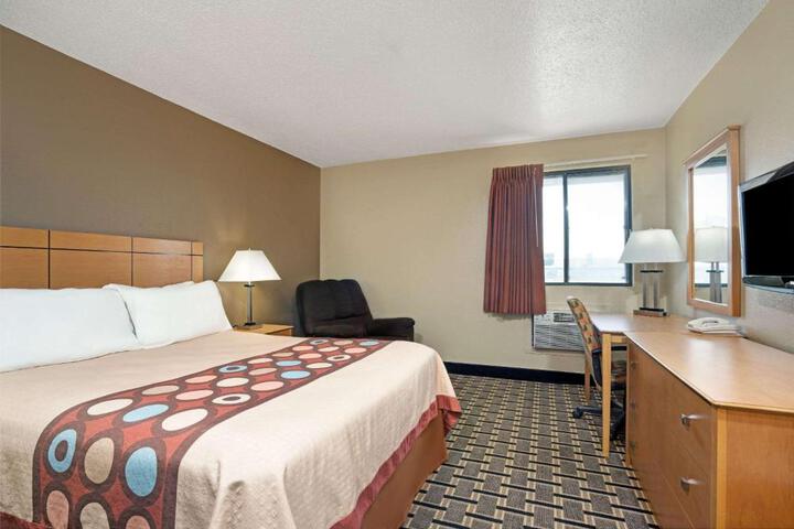 1 King Bed (4 of 6)