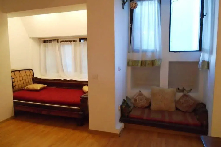 Room 4 of 9