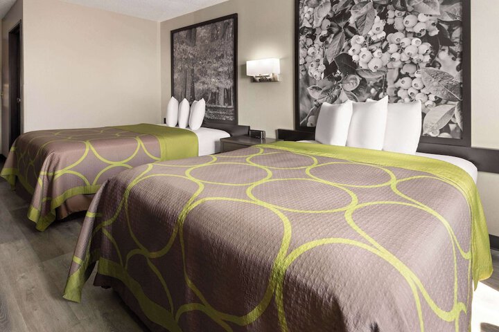 2 Queen Beds (1 of 7)