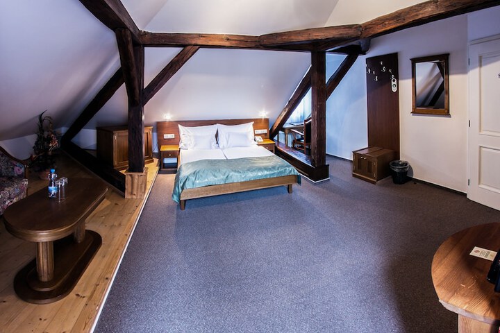 Room 16 of 90