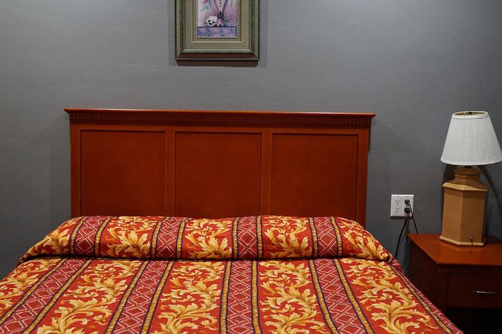 1 King Bed (2 of 10)