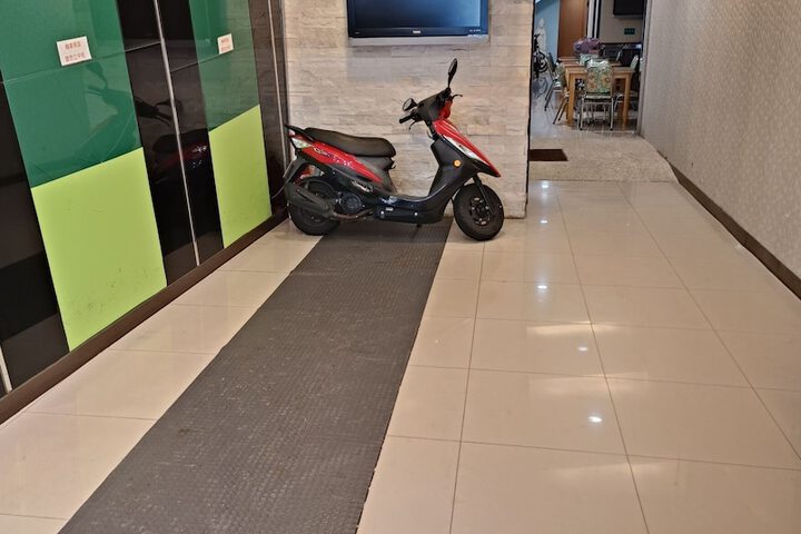 Electric vehicle charging station