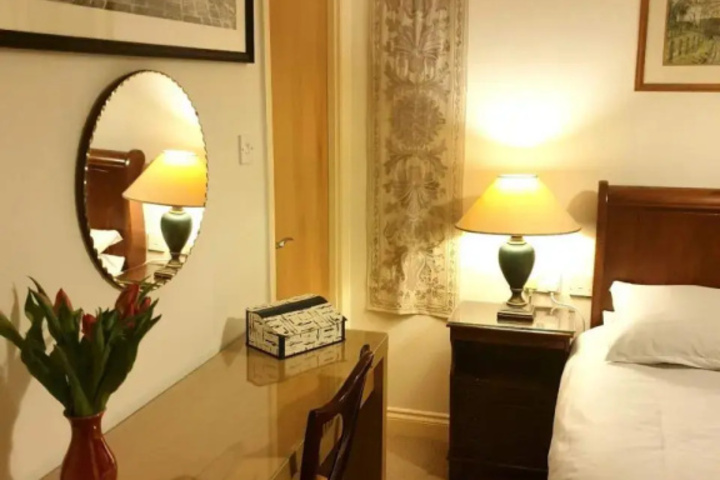 Room 6 of 12