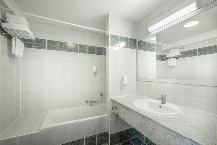 Room 33 of 82