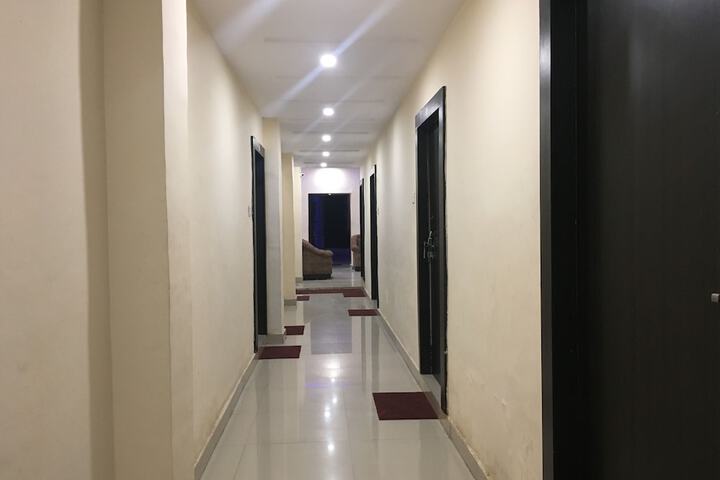 Ballroom/Hall 28 of 30