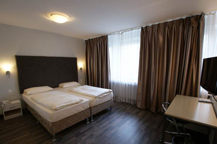 Room 16 of 33