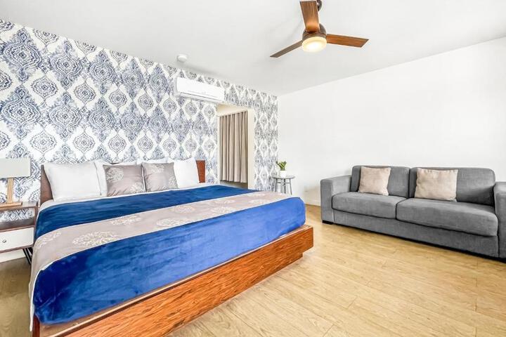 Studio Queen Bed (7 of 9)