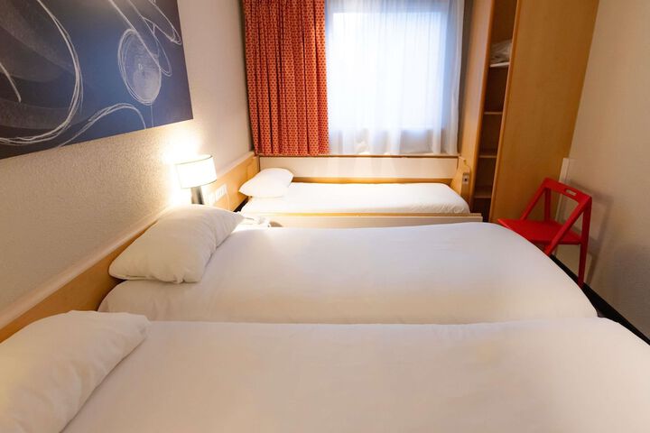 Room 28 of 103