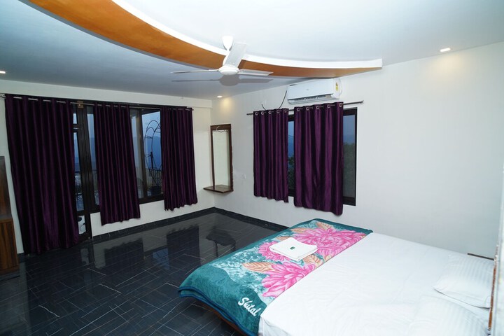 Room 9 of 31