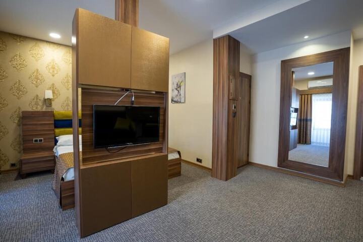 Room 8 of 28