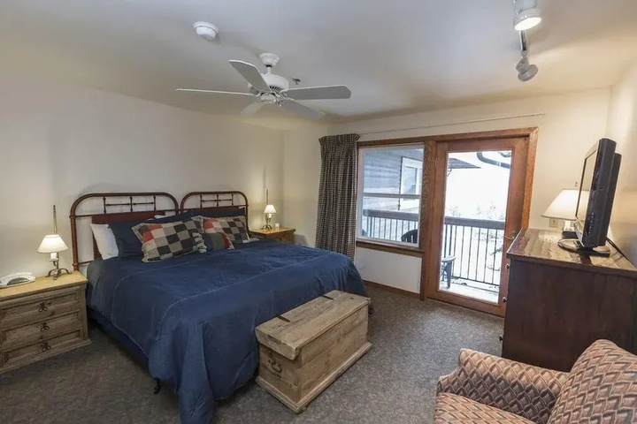 Room 4 of 9