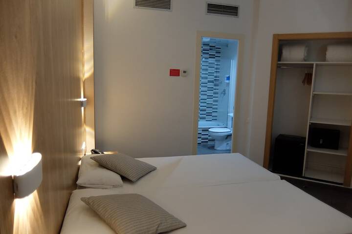 Room 10 of 18