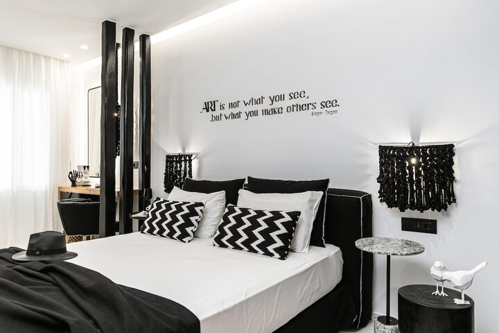 Room 33 of 168