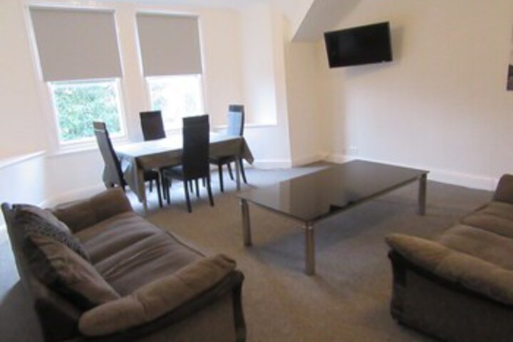 Room 10 of 32