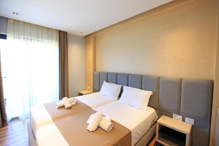 Room 37 of 143