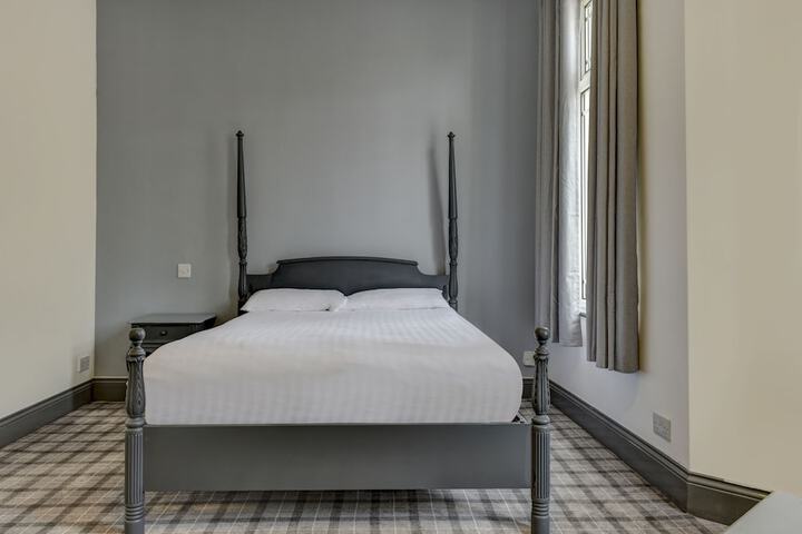 Room 28 of 61