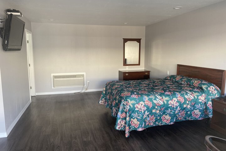 Deluxe Room 1 Queen Bed (5 of 21)
